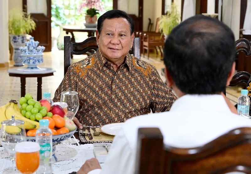 Prabowo Subianto berkunjung ke kediaman Presiden Joko Widodo (Jokowi) di Solo, Minggu (13/10/2024). (Instagram @jokowi)