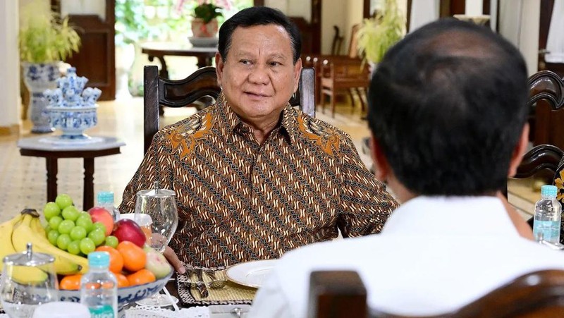 Prabowo Subianto berkunjung ke kediaman Presiden Joko Widodo (Jokowi) di Solo, Minggu (13/10/2024). (Instagram @jokowi)