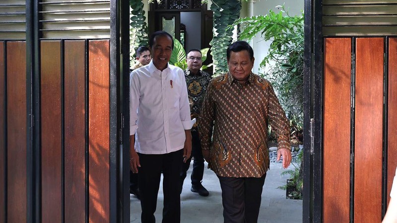 Prabowo Subianto berkunjung ke kediaman Presiden Joko Widodo (Jokowi) di Solo, Minggu (13/10/2024). (Instagram @jokowi)