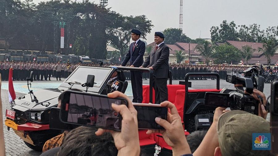 Presiden Joko Widodo dan Menteri Pertahanan Prabowo Subianto menaiki mobil maung saat menghadiri apel gelar pasukan pengeamanan pelantikan Presiden dan Wakil Presiden RI Terpilih di Mako Brimob, Kota Depok, Senin (14/10/2024). (CNBC Indonesia/Emir Yanwardhana)