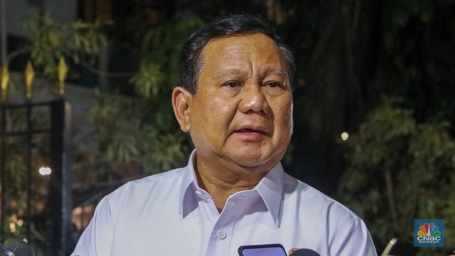 Presiden terpilih periode 2024-2029 sekaligus Menteri Pertahanan, Prabowo Subianto di kediamannya Jalan Kertanegara No. 04, Jakarta, Senin (14/10/2024). (CNBC Indonesia/Faisal Rahman)