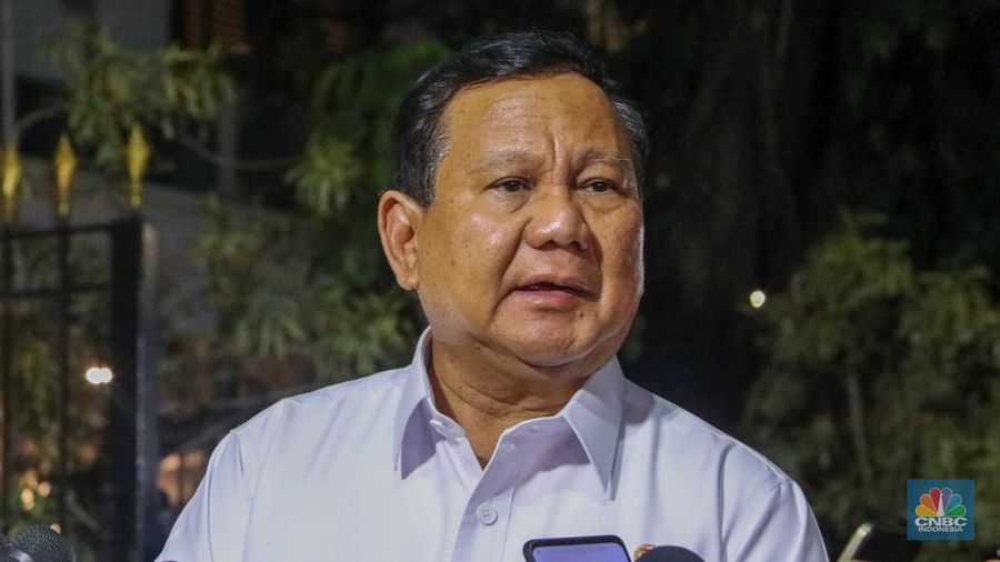 Presiden terpilih periode 2024-2029 sekaligus Menteri Pertahanan, Prabowo Subianto di kediamannya Jalan Kertanegara No. 04, Jakarta, Senin (14/10/2024). (վ/Faisal Rahman)