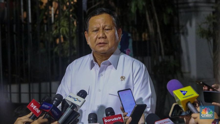 Presiden terpilih periode 2024-2029 sekaligus Menteri Pertahanan, Prabowo Subianto di kediamannya Jalan Kertanegara No. 04, Jakarta, Senin (14/10/2024). (վ/Faisal Rahman)