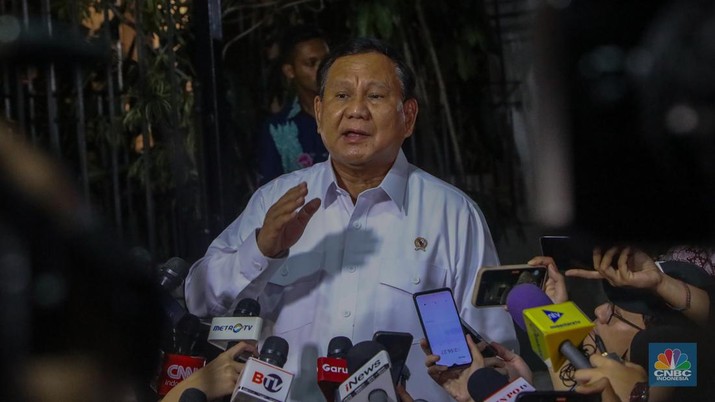 Presiden terpilih periode 2024-2029 sekaligus Menteri Pertahanan, Prabowo Subianto di kediamannya Jalan Kertanegara No. 04, Jakarta, Senin (14/10/2024). (CNBC Indonesia/Faisal Rahman)