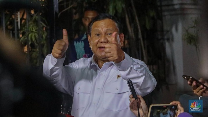 Presiden terpilih periode 2024-2029 sekaligus Menteri Pertahanan, Prabowo Subianto di kediamannya Jalan Kertanegara No. 04, Jakarta, Senin (14/10/2024). (CNBC Indonesia/Faisal Rahman)