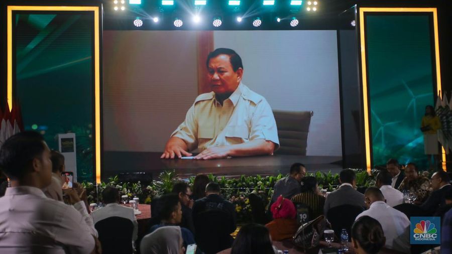Presiden terpilih, Prabowo Subianto dalam acara REPNAS National Conference & Awarding Night Energi Mandiri - Ekonomi Berdikari di Menara Bank Mega, Jakarta, Senin (14/10/2024). (CNBC Indonesia/Faisal Rahman)