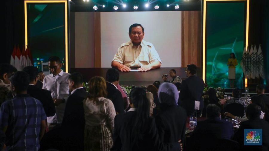 Presiden terpilih, Prabowo Subianto dalam acara REPNAS National Conference & Awarding Night Energi Mandiri - Ekonomi Berdikari di Menara Bank Mega, Jakarta, Senin (14/10/2024). (վ/Faisal Rahman)