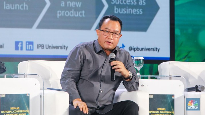 Rektor IPB University, Prof. Dr. Arif Satria memberikan pemaparan dalam acara REPNAS National Conference & Awarding Night Energi Mandiri - Ekonomi Berdikari di Menara Bank Mega, Jakarta, Senin (14/10/2024). (CNBC Indonesia/Faisal Rahman)