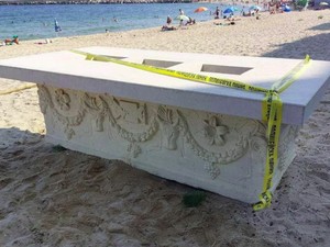Turis Terpesona Meja Bar Unik, eh Ternyata Sarkofagus alias Peti Mati