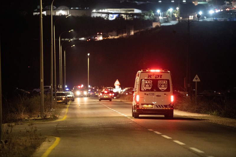 Polisi Israel mengamankan lokasi serangan pesawat nirawak di dekat kota Binyamina di Israel utara, pada 13 Oktober 2024, di tengah perang yang terus berlanjut antara Israel dan Hizbullah. Sebuah layanan penyelamatan sukarelawan Israel pada 13 Oktober mengatakan lebih dari 60 orang terluka di selatan Haifa, tempat Hizbullah sebelumnya mengatakan pihaknya menargetkan pangkalan militer dengan serangan pesawat nirawak. (Photo by Oren ZIV / AFP)