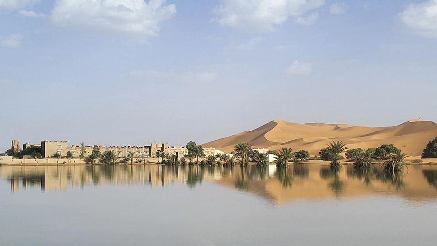 Sebuah Oasis tercermin di sebuah danau yang disebabkan oleh hujan lebat di kota gurun Merzouga, dekat Rachidia, tenggara Maroko, Rabu, 2 Oktober 2024. (AP Photo)