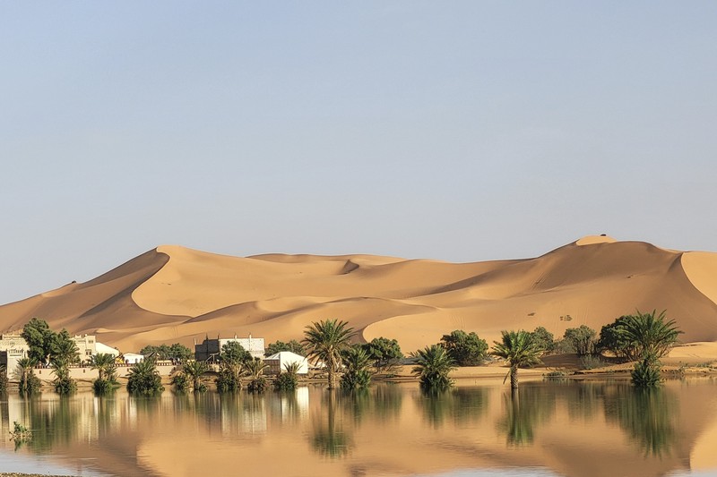 Sebuah Oasis tercermin di sebuah danau yang disebabkan oleh hujan lebat di kota gurun Merzouga, dekat Rachidia, tenggara Maroko, Rabu, 2 Oktober 2024. Sebuah Oasis tercermin di sebuah danau yang disebabkan oleh hujan lebat di kota gurun Merzouga, dekat Rachidia, tenggara Maroko, Rabu, 2 Oktober 2024. (AP Photo)
