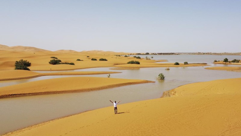 Sebuah Oasis tercermin di sebuah danau yang disebabkan oleh hujan lebat di kota gurun Merzouga, dekat Rachidia, tenggara Maroko, Rabu, 2 Oktober 2024. (AP Photo)