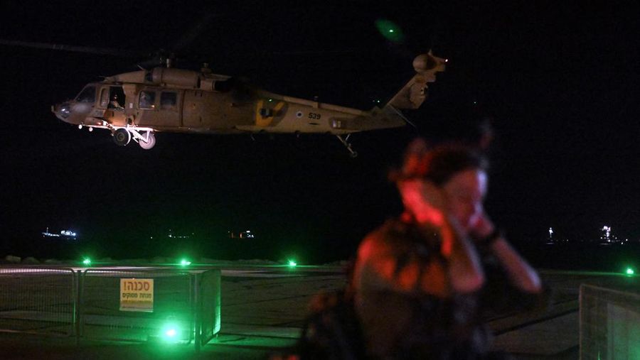 Seorang tentara Israel berdiri saat helikopter militer lepas landas setelah menurunkan pasien yang terluka dalam serangan pesawat tak berawak dari Lebanon, di tengah permusuhan lintas perbatasan antara Hizbullah dan Israel, di Kampus Perawatan Kesehatan Rambam di Haifa, Israel, 13 Oktober 2024. (REUTERS/Rami Shlush)