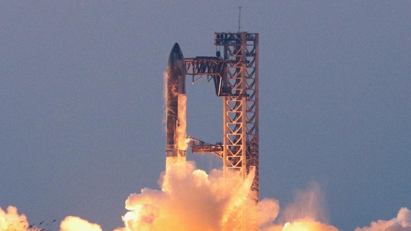 Starship milik SpaceX lepas landas selama uji terbang kelimanya, di Boca Chica, Texas, AS, 13 Oktober 2024. (REUTERS/Kaylee Greenlee Beal)