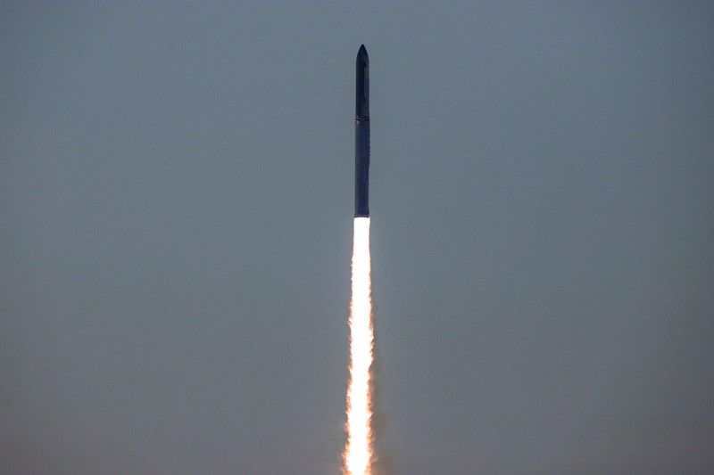 Starship milik SpaceX lepas landas selama uji terbang kelimanya, di Boca Chica, Texas, AS, 13 Oktober 2024. Starship milik SpaceX lepas landas selama uji terbang kelimanya, di Boca Chica, Texas, AS, 13 Oktober 2024. (REUTERS/Kaylee Greenlee Beal)