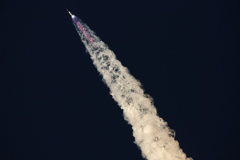 Starship milik SpaceX lepas landas selama uji terbang kelimanya, di Boca Chica, Texas, AS, 13 Oktober 2024. (REUTERS/Kaylee Greenlee Beal)