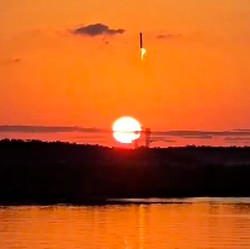 SpaceX Tangkap Roket Raksasa Pakai 'Sumpit' Sebelum Jatuh ke Bumi