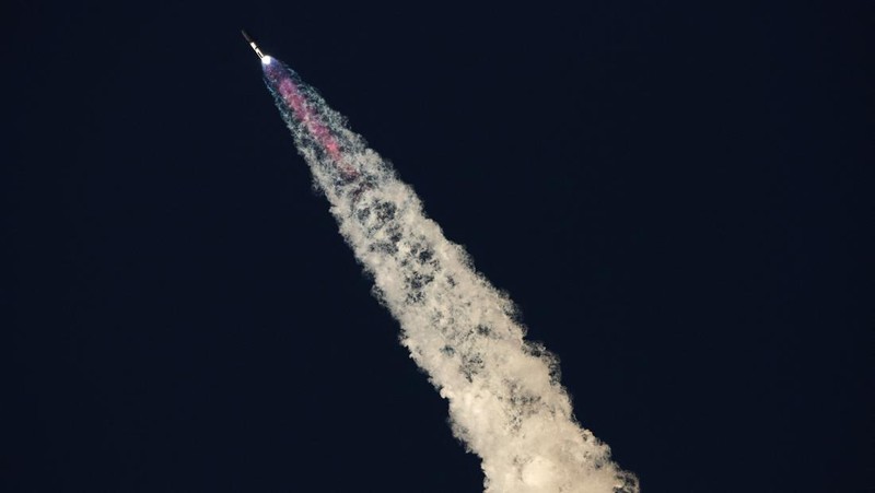 Starship milik SpaceX lepas landas selama uji terbang kelimanya, di Boca Chica, Texas, AS, 13 Oktober 2024. (REUTERS/Kaylee Greenlee Beal)