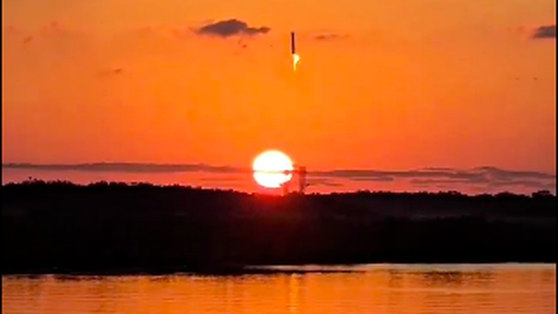 Starship milik SpaceX lepas landas selama uji terbang kelimanya, di Boca Chica, Texas, AS, 13 Oktober 2024. (REUTERS/Kaylee Greenlee Beal)