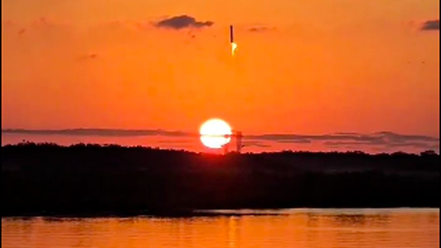 Starship milik SpaceX terbang selama uji terbang kelimanya, di Boca Chica, Texas, AS, 13 Oktober 2024. (X @spacesudoer)