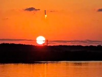SpaceX Tangkap Roket Raksasa Pakai 'Sumpit' Sebelum Jatuh ke Bumi