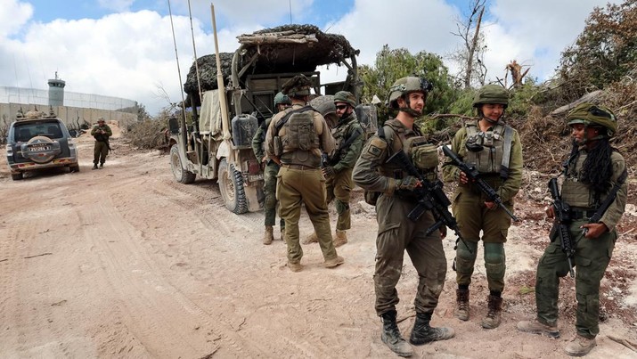 Tentara Israel beroperasi selama serangan dan di tengah permusuhan antara Hizbullah dan Israel, di Lebanon selatan, 13 Oktober 2024. (REUTERS/Artorn Pookasook EDITOR'S NOTE: REUTERS)