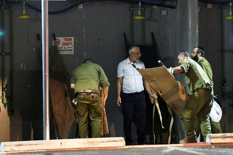 Polisi Israel mengamankan lokasi serangan pesawat nirawak di dekat kota Binyamina di Israel utara, pada 13 Oktober 2024, di tengah perang yang terus berlanjut antara Israel dan Hizbullah. Sebuah layanan penyelamatan sukarelawan Israel pada 13 Oktober mengatakan lebih dari 60 orang terluka di selatan Haifa, tempat Hizbullah sebelumnya mengatakan pihaknya menargetkan pangkalan militer dengan serangan pesawat nirawak. (Photo by Oren ZIV / AFP)