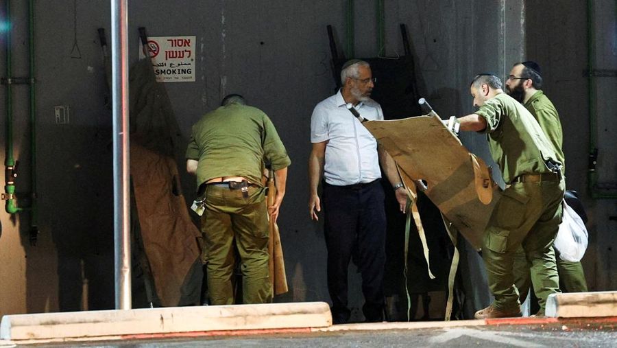 Polisi Israel mengamankan lokasi serangan pesawat nirawak di dekat kota Binyamina di Israel utara, pada 13 Oktober 2024, di tengah perang yang terus berlanjut antara Israel dan Hizbullah. Sebuah layanan penyelamatan sukarelawan Israel pada 13 Oktober mengatakan lebih dari 60 orang terluka di selatan Haifa, tempat Hizbullah sebelumnya mengatakan pihaknya menargetkan pangkalan militer dengan serangan pesawat nirawak. (Photo by Oren ZIV / AFP)