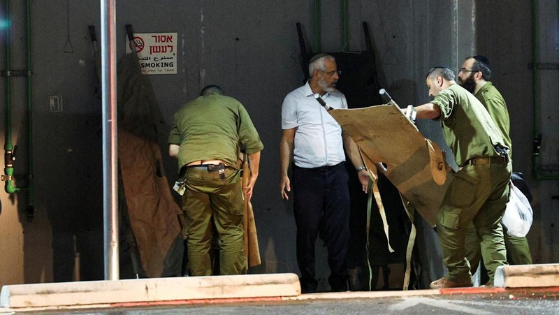 Polisi Israel mengamankan lokasi serangan pesawat nirawak di dekat kota Binyamina di Israel utara, pada 13 Oktober 2024, di tengah perang yang terus berlanjut antara Israel dan Hizbullah. Sebuah layanan penyelamatan sukarelawan Israel pada 13 Oktober mengatakan lebih dari 60 orang terluka di selatan Haifa, tempat Hizbullah sebelumnya mengatakan pihaknya menargetkan pangkalan militer dengan serangan pesawat nirawak. (Photo by Oren ZIV / AFP)