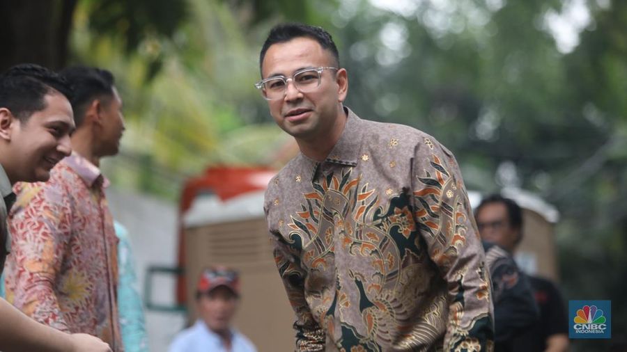 Aktris Raffi Ahmad tiba di Jalan Kartanegara, Jakarta, Selasa (15/10/2024). (CNBC Indonesia/Faisal Rahman)