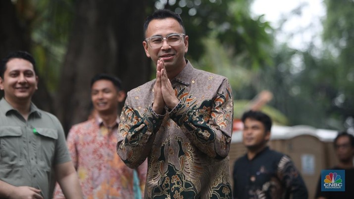 Aktris Raffi Ahmad tiba di Jalan Kartanegara, Jakarta, Selasa (15/10/2024). (CNBC Indonesia/Faisal Rahman)