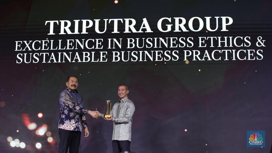 Director Triputra Group, Arif Rachmat menerima penghargaan Excellence in Business Ethics & Sustainable Business Practices dalam acara Malam Anugerah CGC Awards 2024 di Kempinski Bali Room, Jakarta, Selasa (15/10/2024). (²©²ÊÍøÕ¾/Tri Susilo)