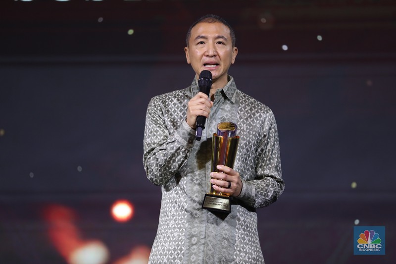Direktur PT Bayan Resources Tbk, Alexander Ery Wibowo menerima penghargaan Most Excellence Compliance in Coal Company dalam acara Malam Anugerah GCG Awards 2024 di Kempinski Bali Room, Jakarta, Selasa (15/10/2024). (CNBC Indonesia/Tri Susilo)