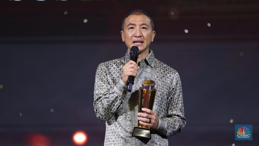 Direktur PT Bayan Resources Tbk, Alexander Ery Wibowo menerima penghargaan Most Excellence Compliance in Coal Company dalam acara Malam Anugerah GCG Awards 2024 di Kempinski Bali Room, Jakarta, Selasa (15/10/2024). (վ/Tri Susilo)