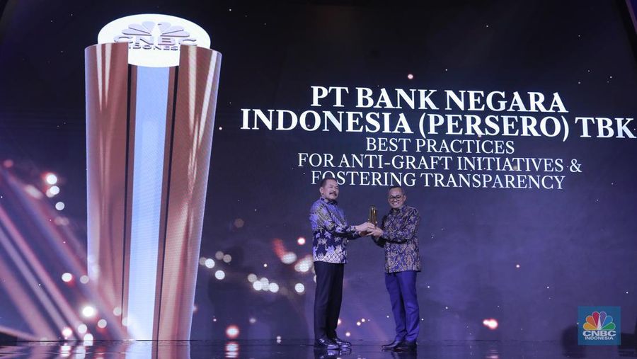 Direktur Human Capital and Compiance PT Bank Negara Indonesia (Persero) TBK, Mucharom menerima penghargaan Best Practices For Anti-Graftinitiatives & Fostering Transparency dalam acara Malam Anugerah GCG Awards 2024 di Kempinski Bali Room, Jakarta, Selasa (15/10/2024). (վ/Muhammad Sabki)