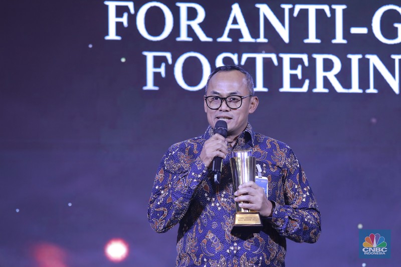 Direktur PT Bayan Resources Tbk, Alexander Ery Wibowo menerima penghargaan Most Excellence Compliance in Coal Company dalam acara Malam Anugerah GCG Awards 2024 di Kempinski Bali Room, Jakarta, Selasa (15/10/2024). (CNBC Indonesia/Tri Susilo)