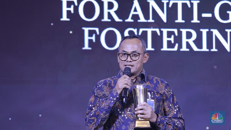 Direktur PT Bayan Resources Tbk, Alexander Ery Wibowo menerima penghargaan Most Excellence Compliance in Coal Company dalam acara Malam Anugerah GCG Awards 2024 di Kempinski Bali Room, Jakarta, Selasa (15/10/2024). (CNBC Indonesia/Tri Susilo)