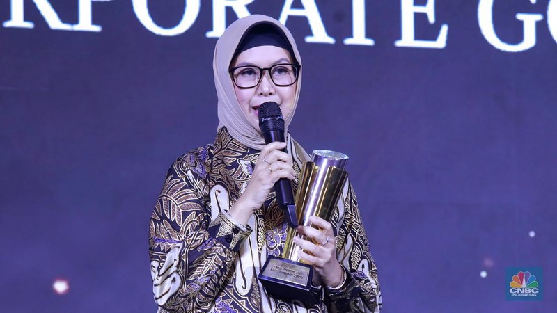 Direktur PT Bayan Resources Tbk, Alexander Ery Wibowo menerima penghargaan Most Excellence Compliance in Coal Company dalam acara Malam Anugerah GCG Awards 2024 di Kempinski Bali Room, Jakarta, Selasa (15/10/2024). (CNBC Indonesia/Tri Susilo)