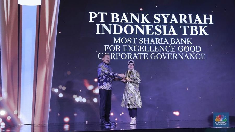 Direktur Human Capital & Compliance PT Bank Syariah Indonesia TBK, Tribuana Tunggadewi menerima penghargaan Most Sharia Bank For Excellence Good Corporate Governance dalam acara Malam Anugerah GCG Awards 2024 di Kempinski Bali Room, Jakarta, Selasa (15/10/2024). (CNBC Indonesia/Muhammad Sabki)
