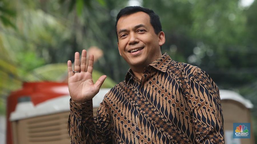 Direktur Jenderal Imigrasi, Silmy Karim tiba di Jalan Kertanegara, Jakarta, Selasa (15/10/2024). (CNBC Indonesia/Faisal Rahman)