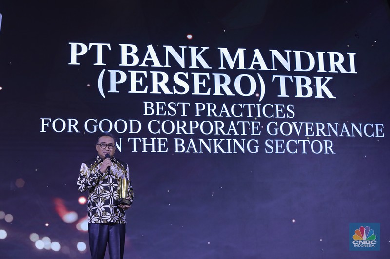 Direktur PT Bayan Resources Tbk, Alexander Ery Wibowo menerima penghargaan Most Excellence Compliance in Coal Company dalam acara Malam Anugerah GCG Awards 2024 di Kempinski Bali Room, Jakarta, Selasa (15/10/2024). (CNBC Indonesia/Tri Susilo)