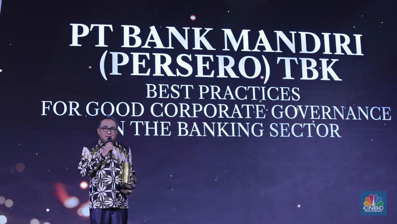 Direktur PT Bayan Resources Tbk, Alexander Ery Wibowo menerima penghargaan Most Excellence Compliance in Coal Company dalam acara Malam Anugerah GCG Awards 2024 di Kempinski Bali Room, Jakarta, Selasa (15/10/2024). (CNBC Indonesia/Tri Susilo)