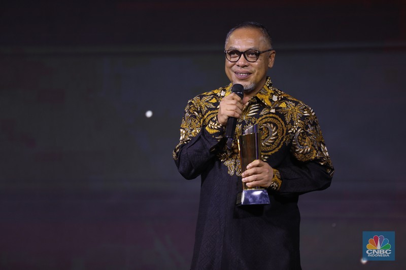 Direktur PT Bayan Resources Tbk, Alexander Ery Wibowo menerima penghargaan Most Excellence Compliance in Coal Company dalam acara Malam Anugerah GCG Awards 2024 di Kempinski Bali Room, Jakarta, Selasa (15/10/2024). Direktur PT Bayan Resources Tbk, Alexander Ery Wibowo menerima penghargaan Most Excellence Compliance in Coal Company dalam acara Malam Anugerah GCG Awards 2024 di Kempinski Bali Room, Jakarta, Selasa (15/10/2024). (CNBC Indonesia/Tri Susilo)