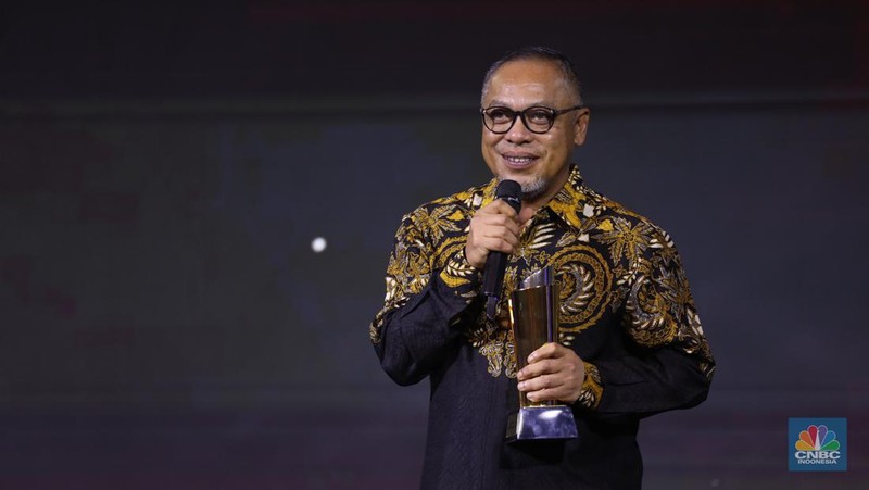 Direktur PT Bayan Resources Tbk, Alexander Ery Wibowo menerima penghargaan Most Excellence Compliance in Coal Company dalam acara Malam Anugerah GCG Awards 2024 di Kempinski Bali Room, Jakarta, Selasa (15/10/2024). (CNBC Indonesia/Tri Susilo)