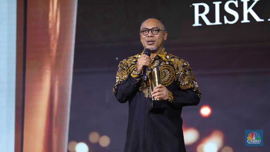 Direktur Portofolio dan Pengembangan Usaha Mind ID, Dilo Seno Widagdo menerima penghargaan Outstanding Implementation in Managing Risk and Sustainability dalam acara Malam Anugerah GCG Awards 2024 di Kempinski Bali Room, Jakarta, Selasa (15/10/2024). (CNBC Indonesia/Tri Susilo)