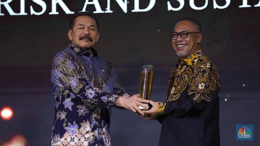 Direktur Portofolio dan Pengembangan Usaha Mind ID, Dilo Seno Widagdo menerima penghargaan Outstanding Implementation in Managing Risk and Sustainability dalam acara Malam Anugerah CGC Awards 2024 di Kempinski Bali Room, Jakarta, Selasa (15/10/2024). (CNBC Indonesia/Tri Susilo)