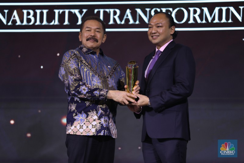 Direktur PT Bayan Resources Tbk, Alexander Ery Wibowo menerima penghargaan Most Excellence Compliance in Coal Company dalam acara Malam Anugerah GCG Awards 2024 di Kempinski Bali Room, Jakarta, Selasa (15/10/2024). (CNBC Indonesia/Tri Susilo)