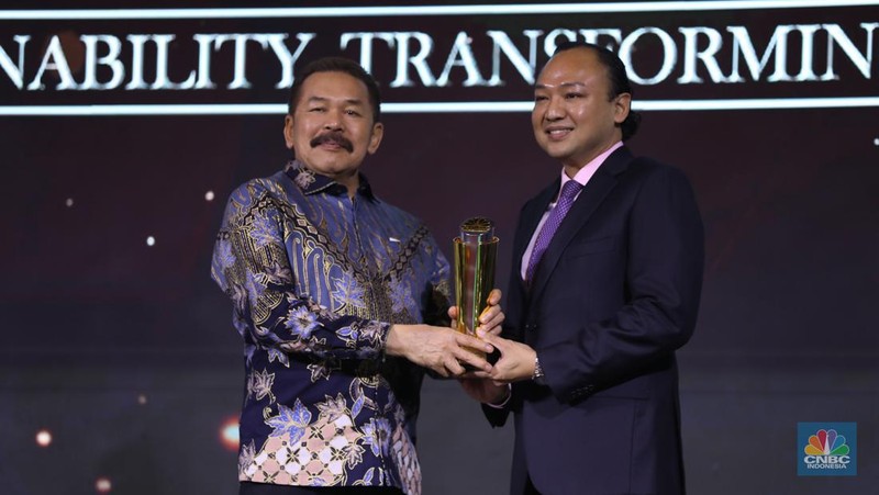 Direktur PT Bayan Resources Tbk, Alexander Ery Wibowo menerima penghargaan Most Excellence Compliance in Coal Company dalam acara Malam Anugerah GCG Awards 2024 di Kempinski Bali Room, Jakarta, Selasa (15/10/2024). (CNBC Indonesia/Tri Susilo)