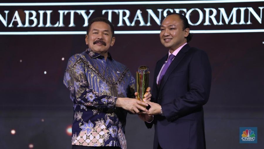 Direktur PT Bayan Resources Tbk, Alexander Ery Wibowo menerima penghargaan Most Excellence Compliance in Coal Company dalam acara Malam Anugerah CGC Awards 2024 di Kempinski Bali Room, Jakarta, Selasa (15/10/2024). (²©²ÊÍøÕ¾/Tri Susilo)